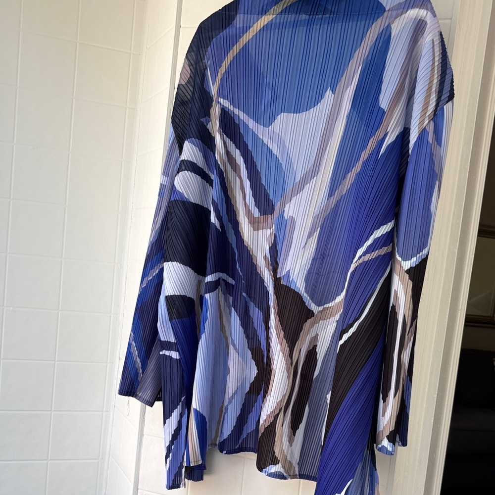 Ming Wang Pleated Crinkle Abstract Print Open Face Blouse- Blue & Black - Picture 4 of 5